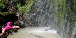 Seorang pengunjung sedang menikmati suasana di lokasi wisata Air Terjun Bur Bulet, Minggu (21/2/2016), di Kampung Wih Terjun, Kecamatan Pegasing, Aceh Tengah, Aceh. Kawasan wisata alam tersebut hingga saat ini belum tersentuh pembangunan dari pemerintah daerah setempat. | KOMPAS.COM/IWAN BAHAGIA
